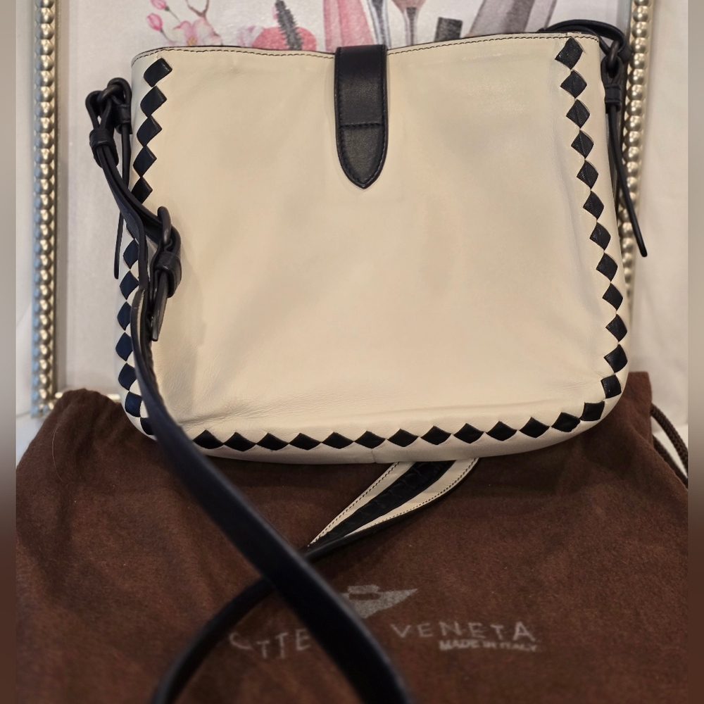 Bottega Veneta Black and Cream Crossbody Bag with Wallet - Picture 4 of 17